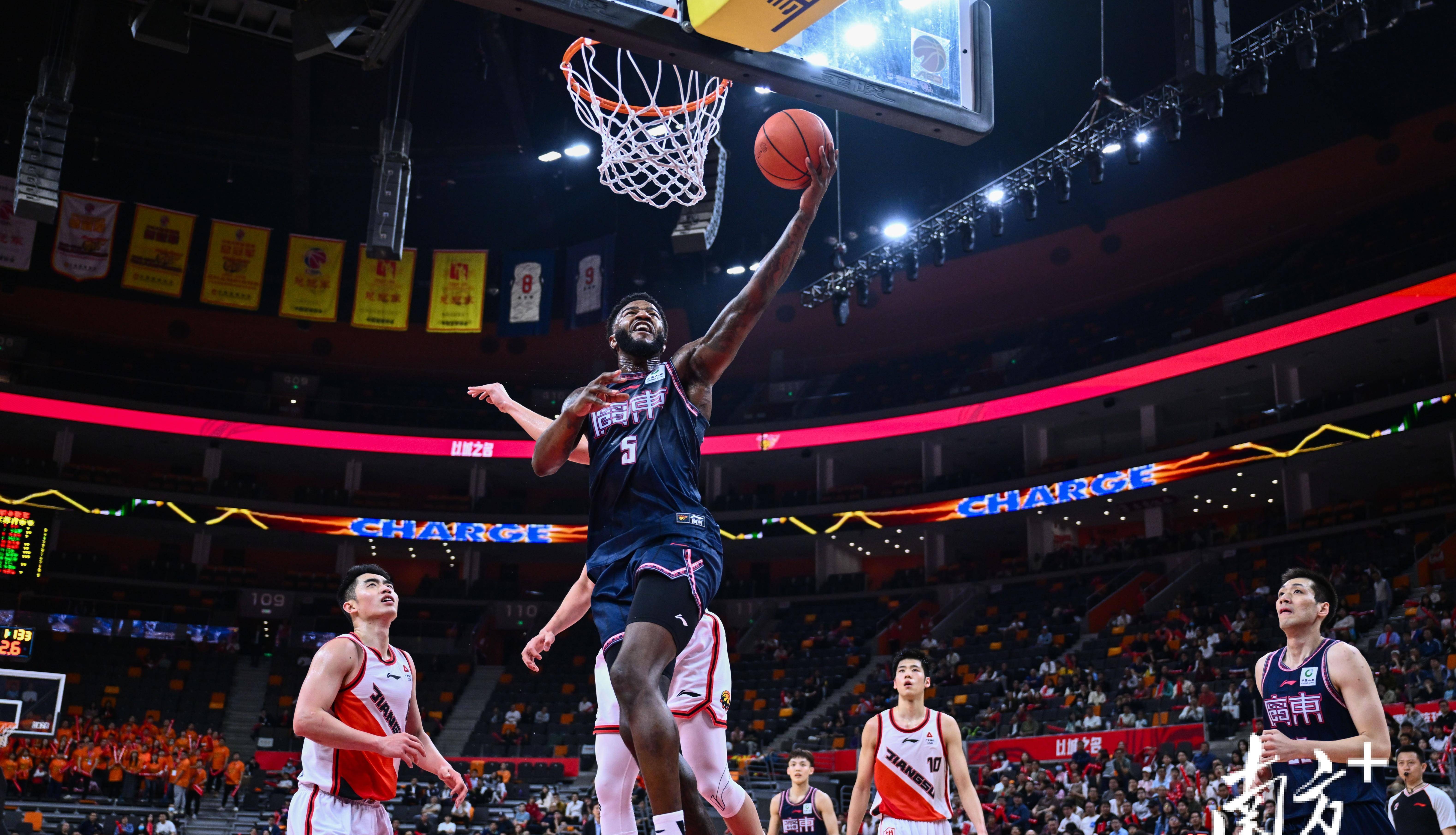 广东队险胜江苏队,保持不败纪录 广东队险胜江苏队,保持不败纪录