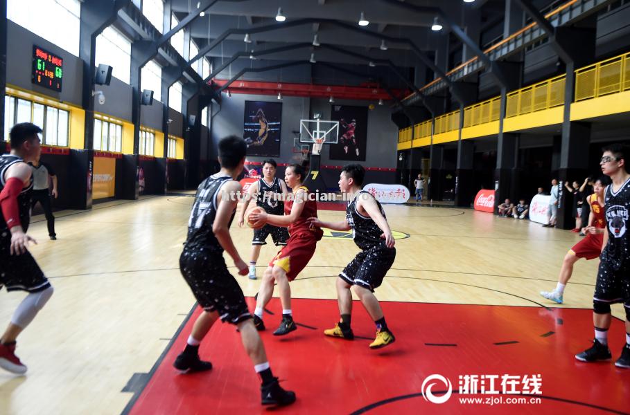 篮球赛事精彩纷呈，场上对抗激烈