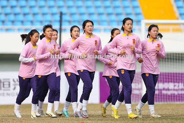 亚洲杯赛：中国女足团结一心，壮哉我军