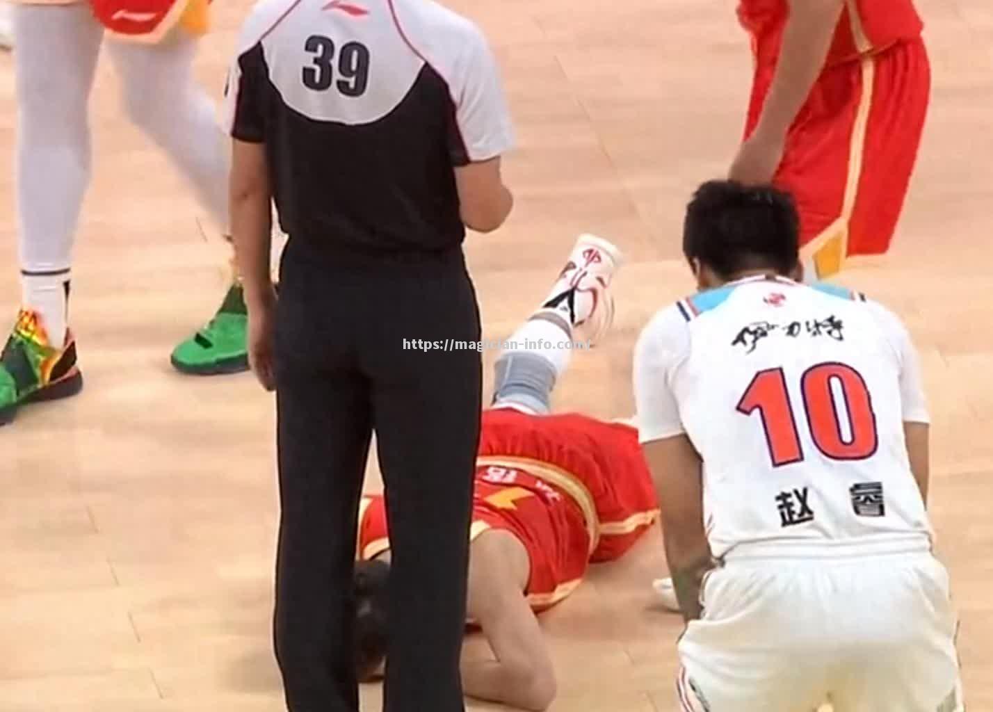 两支队伍在比赛中硬碰硬，场面激烈又激动人心